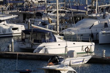 İtalya, Sicilya, Akdeniz, Marina di Ragusa; 23 Aralık 2018, Lüks Yatlar port - Editörden