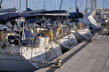 İtalya, Sicilya, Akdeniz, Marina di Ragusa; 20 Aralık 2018, Lüks Yatlar port - Editörden