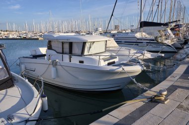 İtalya, Sicilya, Akdeniz, Marina di Ragusa; 20 Aralık 2018, motorlu tekne ve Lüks Yatlar Port - Editörden