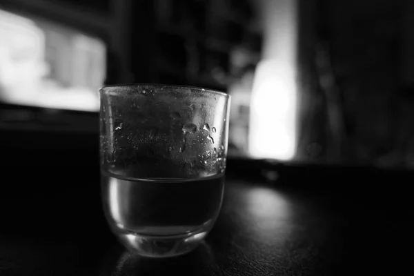 夜のリビング ルームのテレビの前でアルコール飲料のガラス — ストック写真