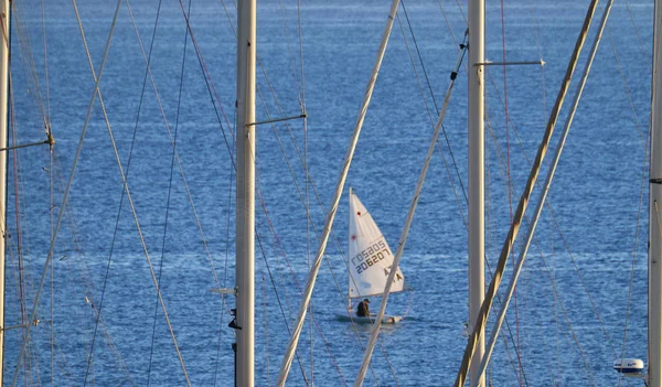 イタリア Siciliy 地中海 マリーナ ラグーザ 2018 ポート 社説の帆船のマスト — ストック写真