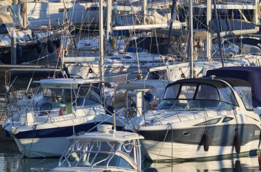 İtalya, Sicilya, Akdeniz, Marina di Ragusa; 29 Aralık 2018, Lüks Yatlar port - Editörden