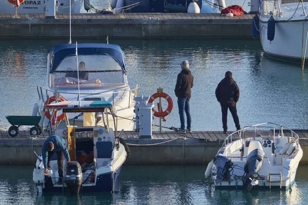 İtalya, Sicilya, Akdeniz, Marina di Ragusa; 29 Aralık 2018, insanlar, tekneler ve Lüks Yatlar Port - Editörden