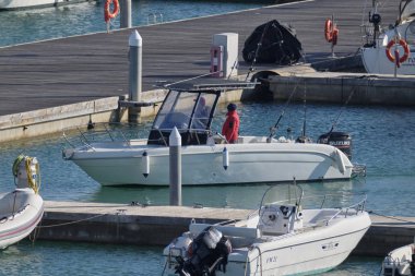 İtalya, Sicilya, Akdeniz; 30 Aralık 2018, insanlar üzerinde Port - editoryal bir motorlu tekne