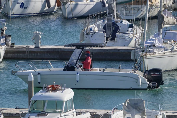 Italien Sizilien Mittelmeer Dezember 2018 Menschen Auf Einem Motorboot Hafen — Stockfoto