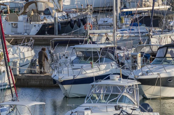 Italia Sicilia Mar Mediterráneo Marina Ragusa Diciembre 2018 Personas Yates —  Fotos de Stock