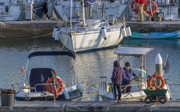 Itálie Sicílie Středozemní Moře Marina Ragusa Prosince 2018 Lidé Lodě — Stock fotografie