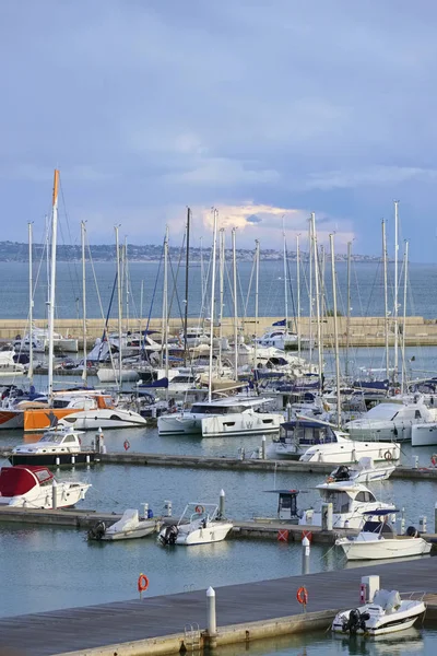 Italien Sicilien Medelhavet Marina Ragusa December 2018 Motorbåtar Och Lyxbåtar — Stockfoto