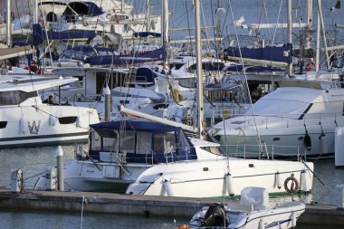 İtalya, Sicilya, Akdeniz, Marina di Ragusa; 31 Aralık 2018, motorlu tekne ve Lüks Yatlar Port - Editörden