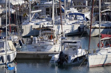 İtalya, Sicilya, Akdeniz, Marina di Ragusa; 1 Ocak 2019, Yelkenli tekneler limanda - Editörden