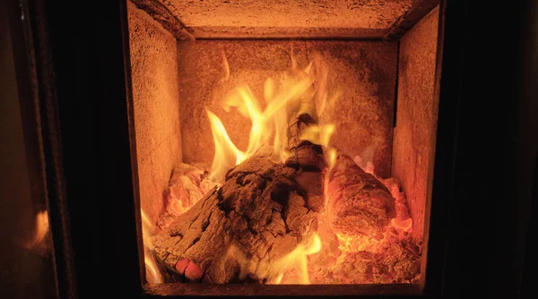 炉子里燃烧的柴火 — 图库照片