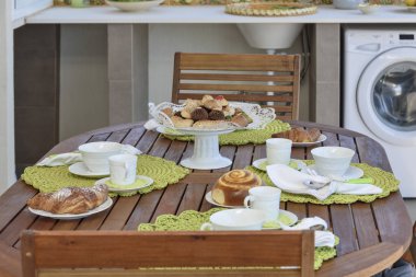 İtalya, Sicilya, Akdeniz, Donnalucata (Ragusa eyaletinde); 10 Ağustos 2018, kahvaltı servisi bir daire güneş sundurma - Editörden