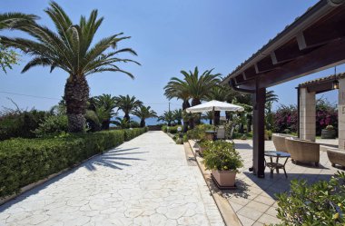 İtalya, Sicilya, Sampieri (Ragusa eyaletinde), kırsal, taş ev bahçe