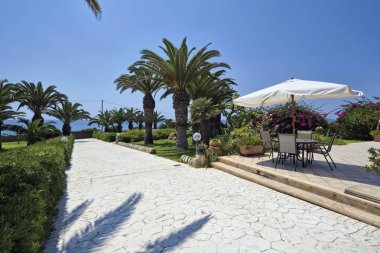 İtalya, Sicilya, Sampieri (Ragusa eyaletinde), kırsal, taş ev bahçe