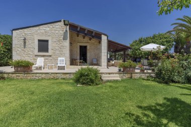 İtalya, Sicilya, Sampieri (Ragusa eyaletinde), kırsal; Veranda ve Bahçe - yazı işleri 10 Ağustos 2018, taş ev