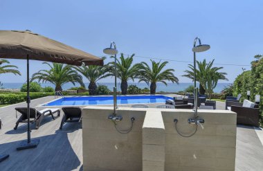 İtalya, Sicilya, Sampieri (Ragusa eyaletinde), kırsal, taş ev bahçe ve yüzme havuzu