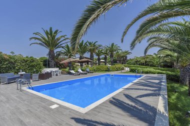 İtalya, Sicilya, Sampieri (Ragusa eyaletinde), kırsal, taş ev bahçe ve yüzme havuzu