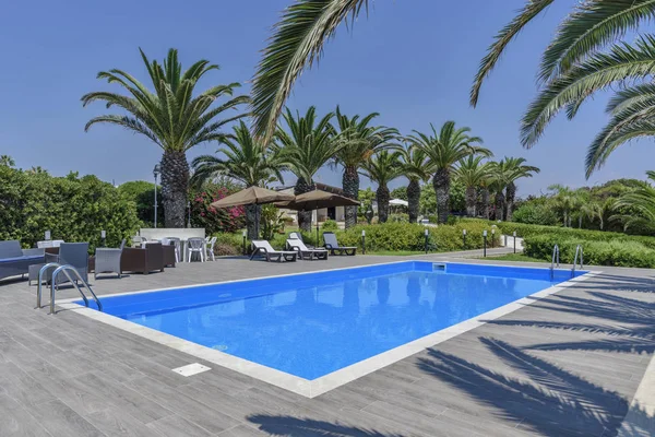 意大利 西西里岛 桑皮里 拉古沙省 石屋花园和游泳池 — 图库照片