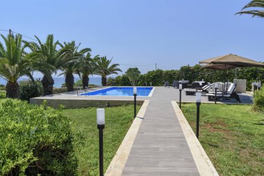 İtalya, Sicilya, Sampieri (Ragusa eyaletinde), kırsal, taş ev bahçe ve yüzme havuzu
