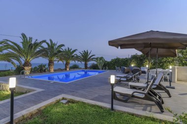 İtalya, Sicilya, Sampieri (Ragusa eyaletinde), kırsal, günbatımında bahçe taş ev yüzme havuzunda