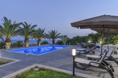 İtalya, Sicilya, Sampieri (Ragusa eyaletinde), kırsal, günbatımında bahçe taş ev yüzme havuzunda