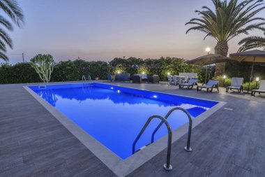 İtalya, Sicilya, Sampieri (Ragusa eyaletinde), kırsal, günbatımında bahçe taş ev yüzme havuzunda