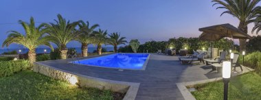 İtalya, Sicilya, Sampieri (Ragusa eyaletinde), kırsal, günbatımında bahçe taş ev yüzme havuzunda