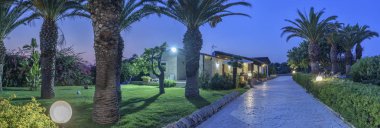 İtalya, Sicilya, Sampieri (Ragusa eyaletinde), kırsal; 10 Ağustos 2018, ev ve Bahçe taş günbatımında - Editörden