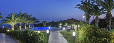 İtalya, Sicilya, Sampieri (Ragusa eyaletinde), kırsal, günbatımında bahçe taş ev yüzme havuzunda