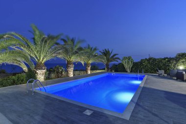 İtalya, Sicilya, Sampieri (Ragusa eyaletinde), kırsal, günbatımında bahçe taş ev yüzme havuzunda