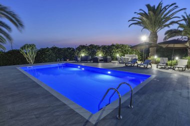 İtalya, Sicilya, Sampieri (Ragusa eyaletinde), kırsal, günbatımında bahçe taş ev yüzme havuzunda