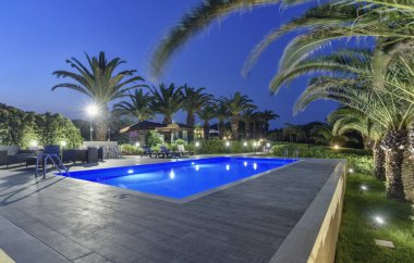 İtalya, Sicilya, Sampieri (Ragusa eyaletinde), kırsal, günbatımında bahçe taş ev yüzme havuzunda