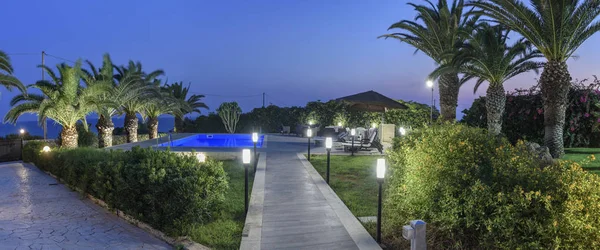 İtalya, Sicilya, Sampieri (Ragusa eyaletinde), kırsal, günbatımında bahçe taş ev yüzme havuzunda