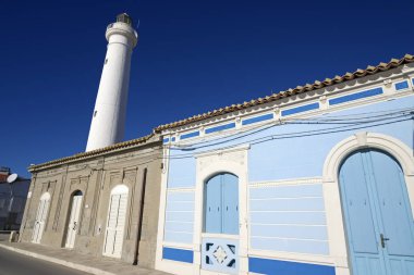 İtalya, Sicilya, Akdeniz, Punta Secca (Ragusa eyaletinde), eski taş evleri deniz ve deniz feneri