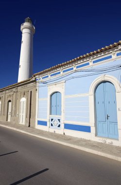 İtalya, Sicilya, Akdeniz, Punta Secca (Ragusa eyaletinde), eski taş evleri deniz ve deniz feneri