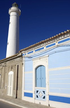 İtalya, Sicilya, Akdeniz, Punta Secca (Ragusa eyaletinde), eski taş evleri deniz ve deniz feneri