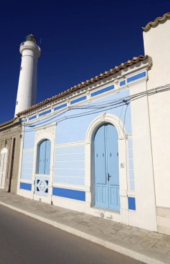 İtalya, Sicilya, Akdeniz, Punta Secca (Ragusa eyaletinde), eski taş evleri deniz ve deniz feneri