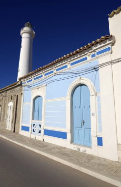 İtalya, Sicilya, Akdeniz, Punta Secca (Ragusa eyaletinde), eski taş evleri deniz ve deniz feneri
