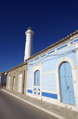 İtalya, Sicilya, Akdeniz, Punta Secca (Ragusa eyaletinde), eski taş evleri deniz ve deniz feneri