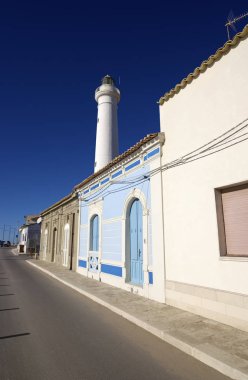 İtalya, Sicilya, Akdeniz, Punta Secca (Ragusa eyaletinde), eski taş evleri deniz ve deniz feneri
