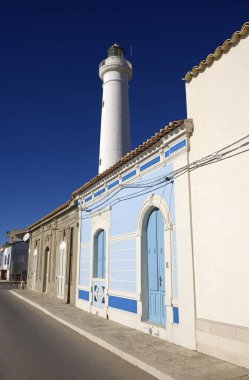 İtalya, Sicilya, Akdeniz, Punta Secca (Ragusa eyaletinde), eski taş evleri deniz ve deniz feneri