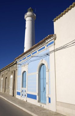 İtalya, Sicilya, Akdeniz, Punta Secca (Ragusa eyaletinde), eski taş evleri deniz ve deniz feneri