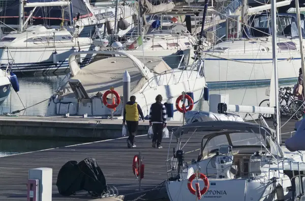 İtalya, Sicilya, Akdeniz, Marina di Ragusa; 8 Ocak 2019, insanlar ve liman - editoryal Lüks Yatlar