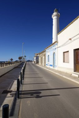 İtalya, Sicilya, Akdeniz, Punta Secca (Ragusa eyaletinde), eski taş evleri deniz ve deniz feneri