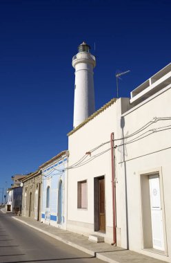 İtalya, Sicilya, Akdeniz, Punta Secca (Ragusa eyaletinde), eski taş evleri deniz ve deniz feneri