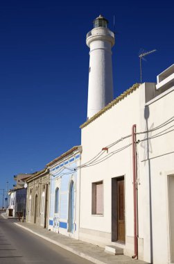 İtalya, Sicilya, Akdeniz, Punta Secca (Ragusa eyaletinde), eski taş evleri deniz ve deniz feneri