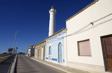 İtalya, Sicilya, Akdeniz, Punta Secca (Ragusa eyaletinde), eski taş evleri deniz ve deniz feneri