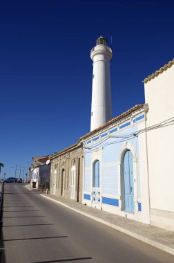 İtalya, Sicilya, Akdeniz, Punta Secca (Ragusa eyaletinde), eski taş evleri deniz ve deniz feneri