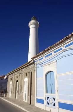 İtalya, Sicilya, Akdeniz, Punta Secca (Ragusa eyaletinde), eski taş evleri deniz ve deniz feneri