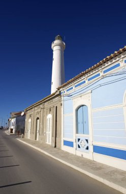 İtalya, Sicilya, Akdeniz, Punta Secca (Ragusa eyaletinde), eski taş evleri deniz ve deniz feneri